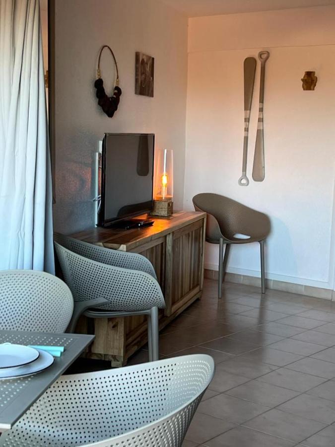 Les Pieds Dans L'Eau: Beachfront Retreat at Anse Caritan, Sainte-Anne Exterior photo