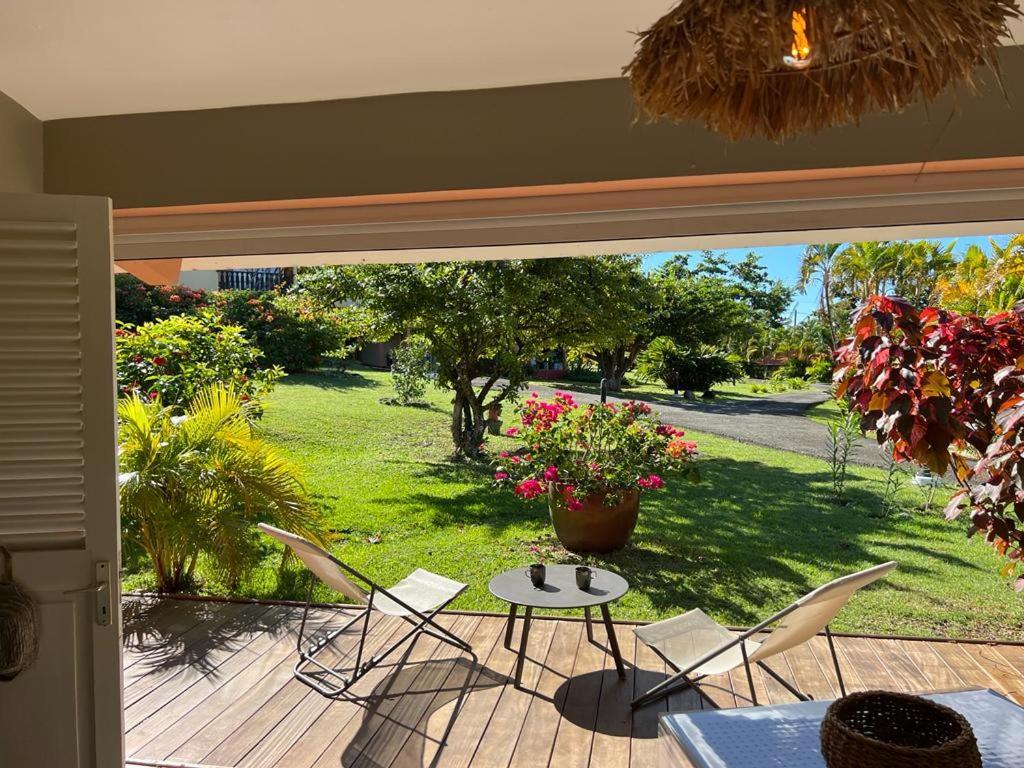 Les Pieds Dans L'Eau: Beachfront Retreat at Anse Caritan, Sainte-Anne Exterior photo