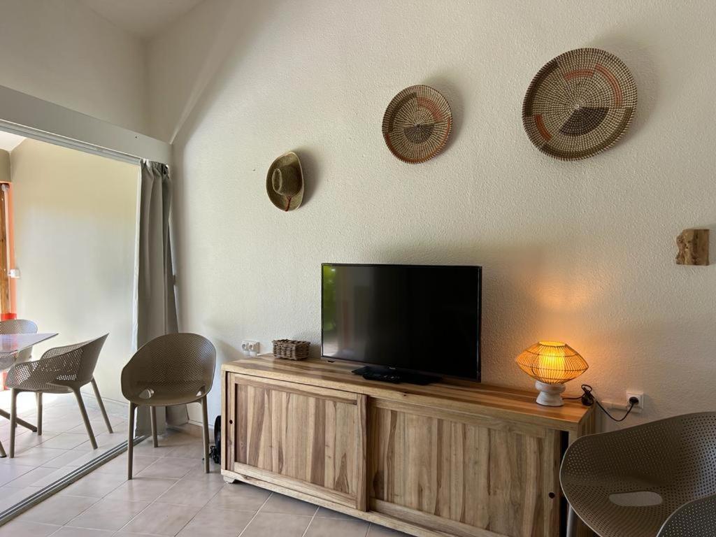 Les Pieds Dans L'Eau: Beachfront Retreat at Anse Caritan, Sainte-Anne Exterior photo
