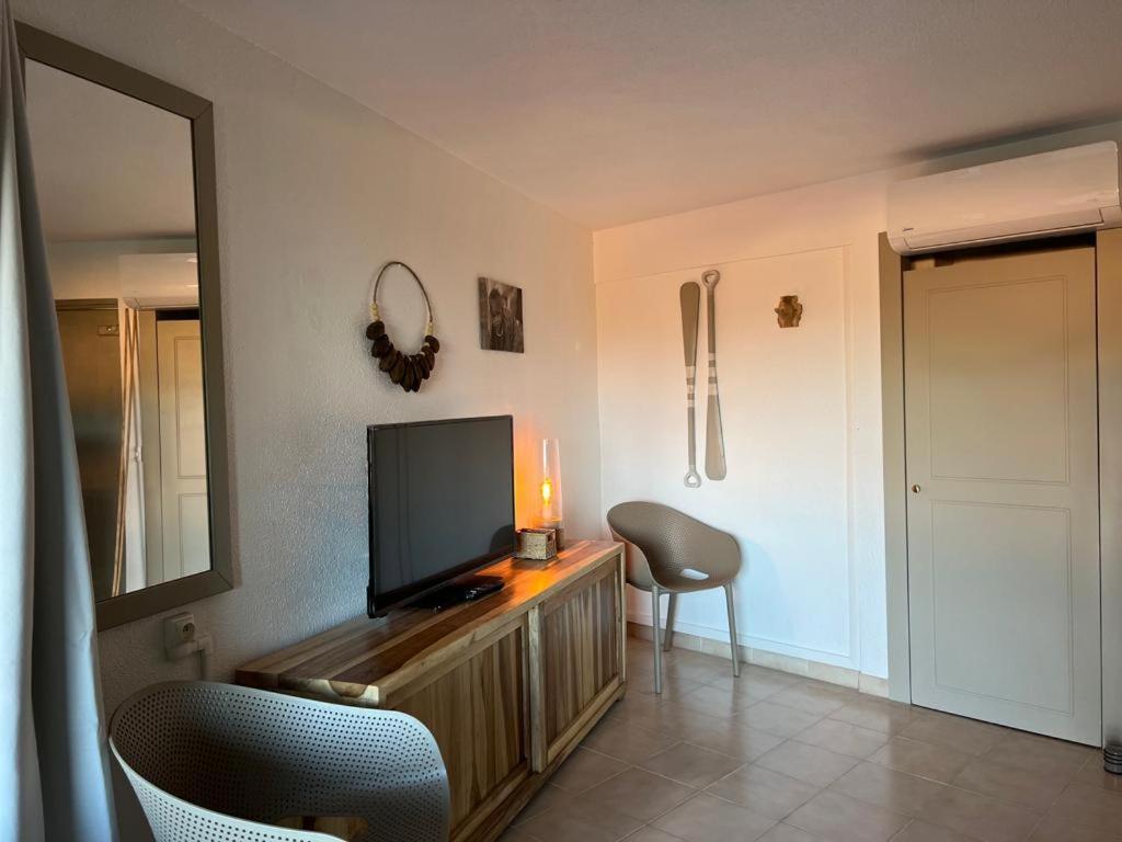 Les Pieds Dans L'Eau: Beachfront Retreat at Anse Caritan, Sainte-Anne Exterior photo