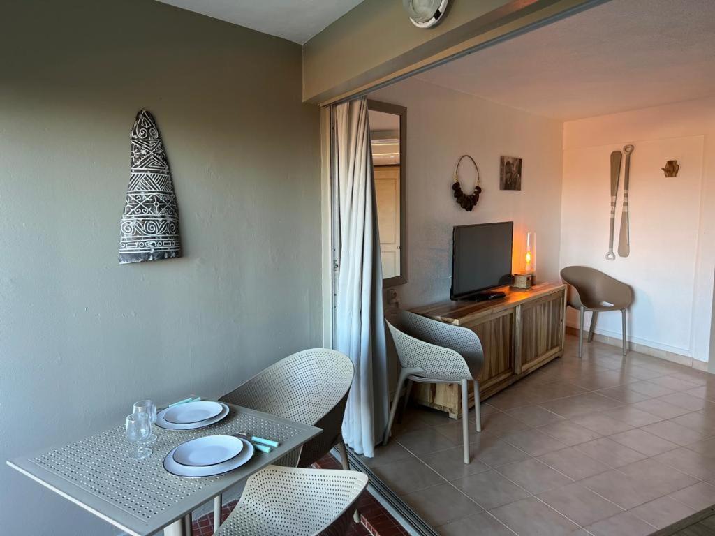 Les Pieds Dans L'Eau: Beachfront Retreat at Anse Caritan, Sainte-Anne Exterior photo