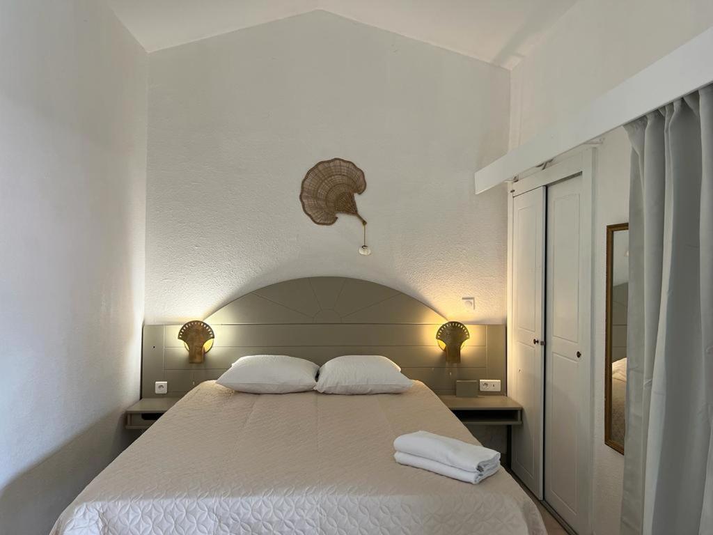 Les Pieds Dans L'Eau: Beachfront Retreat at Anse Caritan, Sainte-Anne Exterior photo