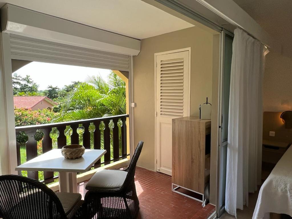 Les Pieds Dans L'Eau: Beachfront Retreat at Anse Caritan, Sainte-Anne Exterior photo