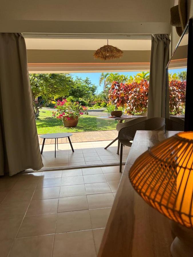 Les Pieds Dans L'Eau: Beachfront Retreat at Anse Caritan, Sainte-Anne Exterior photo