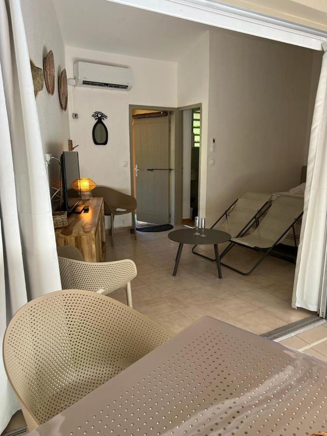 Les Pieds Dans L'Eau: Beachfront Retreat at Anse Caritan, Sainte-Anne Exterior photo