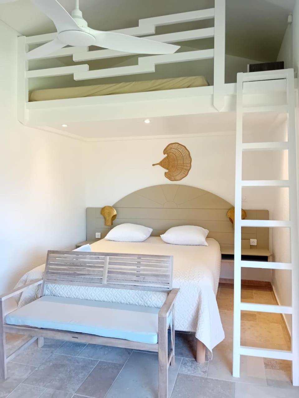 Les Pieds Dans L'Eau: Beachfront Retreat at Anse Caritan, Sainte-Anne Exterior photo
