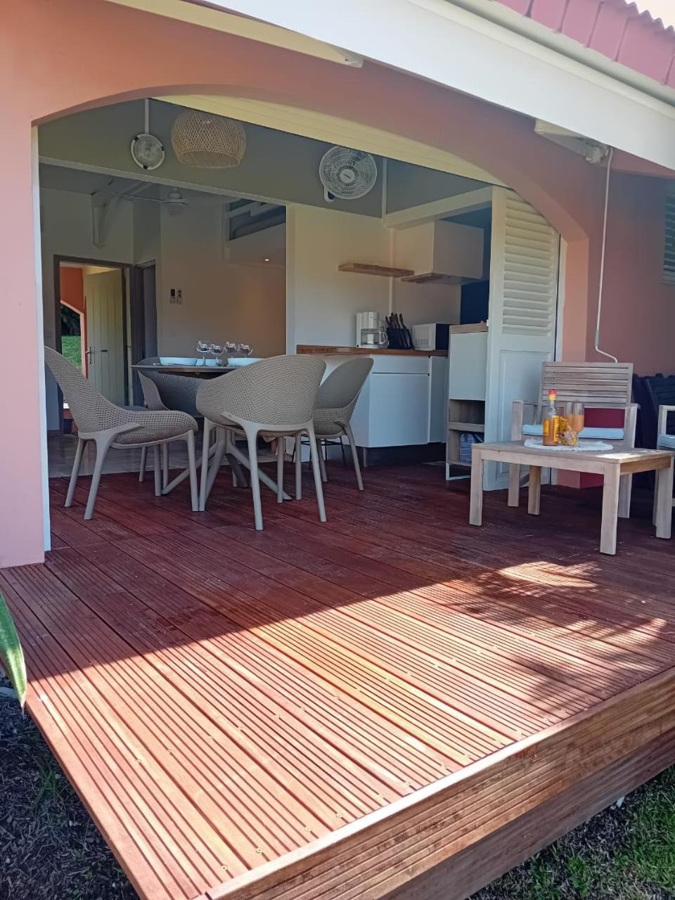 Les Pieds Dans L'Eau: Beachfront Retreat at Anse Caritan, Sainte-Anne Exterior photo